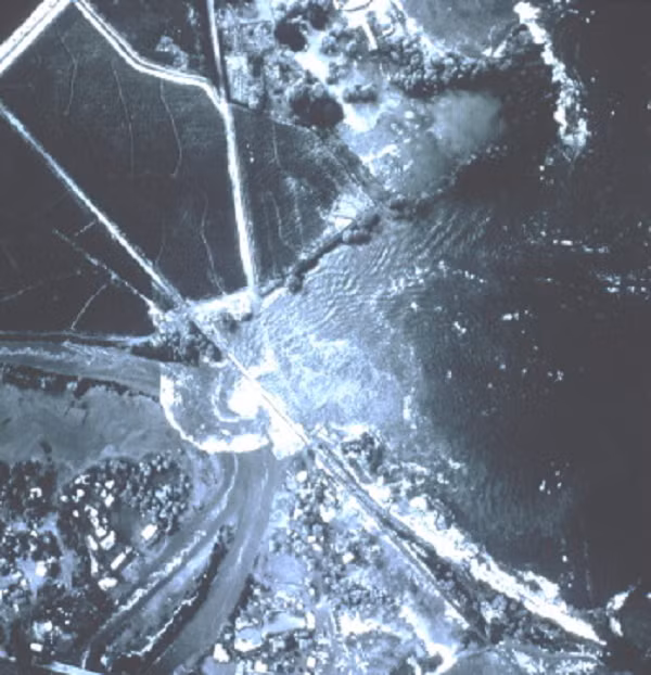 Tâm chấn nằm dưới đáy đại dương ở độ sâu 30km, cách bờ biển 200km. Dư chấn tiếp tục diễn ra trong nửa giờ đồng hồ nữa, và trong khoảng thời gian này, 700km bờ biển từ bán đảo Kronotsky đến quần đảo Bắc Kuril bị bao trùm bởi sự tàn phá.