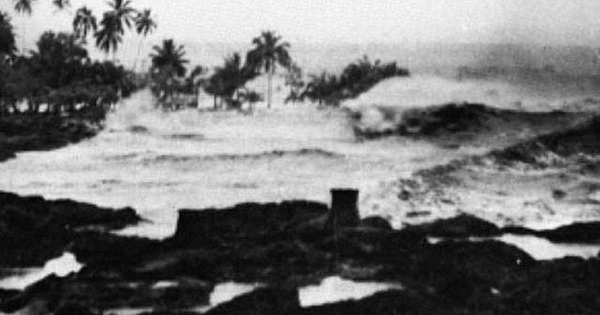 Ngoài thị trấn Severo-Kurilsk, con sóng lớn đã bao trùm cả vịnh Mussel ở khu vực đảo Onekotan (cao 9,5-10m), cũng như vịnh Piratkov (cao 10-15m) và Olga (cao 10-13m) ở Kamchatka. Nhưng Severo-Kurilsk mới là nạn nhân chính của đợt sóng: Trong vài phút, toàn bộ thị trấn với dân số 6.000 người đã bị phá hủy.