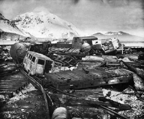  Thảm hoạ này gây ra sự tàn phá lớn và tổn thất nhân mạng xung quanh bán đảo Kamchatka và quần đảo Kuril. Hawaii cũng bị tấn công, với thiệt hại ước tính lên đến 1 triệu đô la Mỹ( 22.772.500.000 tỷ VND). Nhưng không có thương vong về người được ghi nhận.