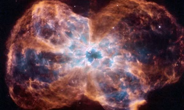 Sau đó, sao khổng lồ đỏ dần mất ổn định và phun trào vật chất khắp nơi, cuối cùng sụp đổ thành sao lùn trắng nhỏ bé nhưng mạnh mẽ.