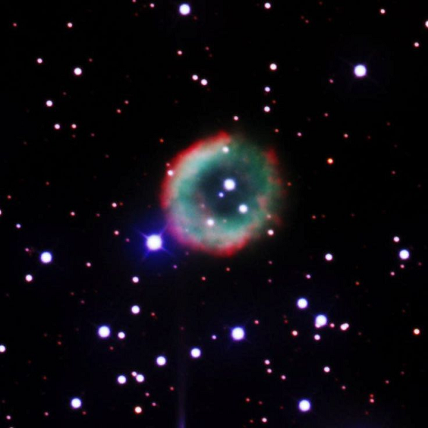 Tinh vân NGC 2438 là một ngôi sao giống Mặt Trời vừa trải qua cách chết rực rỡ. Sau đó nó sẽ bước vào giai đoạn chỉ kéo dài 10.000 năm, khi vật chất bị đẩy ra liên tục và mở rộng ra ngoài không gian.