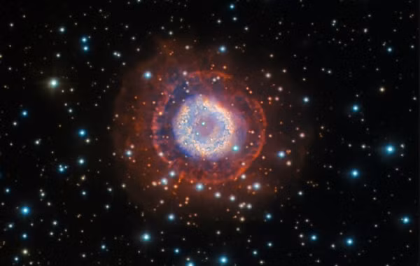 Các nhà khoa học đến từ NASA/ESA đã sử dụng kính viễn vọng không gian Hubble chụp được tinh vân mang tên NGC 2438 tuyệt đẹp cách chúng ta 1.370 năm ánh sáng.