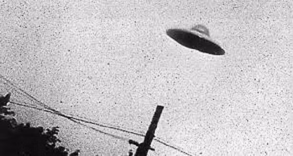 Việc sử dụng "UFO" thay cho "đĩa bay" được đề nghị lần đầu tiên năm 1952 bởi Edward J.Ruppelt - chủ biên Project Blue Book của không quân Hoa Kỳ, ông ta cảm thấy "đĩa bay" không đủ khả năng nắm bắt mọi khác biệt trong các hiện tượng đang nói tới. Đề nghị của ông ta nhanh chóng được lực lượng không quân chấp nhận.