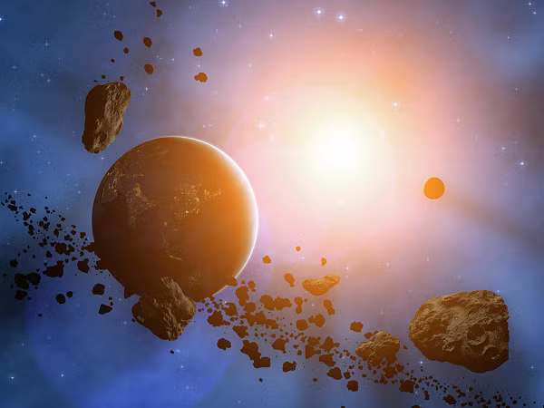 Vành đai này hiện nay được liệt kê là chứa khoảng 1,1 đến 1,9 triệu tiểu hành tinh lớn hơn 1 km, và hàng triệu tiểu hành tinh nhỏ hơn.