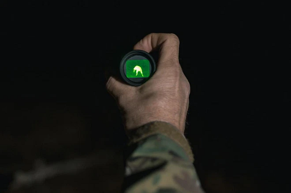 Lớp giáp xương này cho phép armadillo chống lại những kẻ săn mồi tiềm năng và đôi khi cho phép chúng cuộn lại và lăn tròn như một quả bóng thép thể bị cản phá.