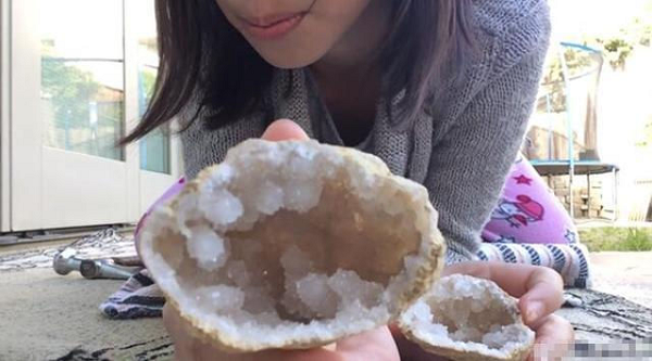 Chúng có thể hình thành bên trong bong bóng khí của đá magma, ví dụ như trong các lỗ hổng của dung nham bazan, hoặc ở trong các lỗ hổng dạng tròn của thành hệ trầm tích.