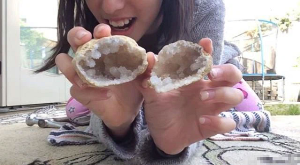 Hóa ra đây không phải một viên đá thông thường mà là một tinh hốc hay hốc tinh thể (geodes). Tinh hốc có thể được hình thành trong bất cứ lỗ hổng nào của đá nhưng thông thường là trong các khoang hình tròn của đá trầm tích và magma.