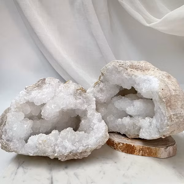 Các tinh hốc luôn nằm ở trạng thái "bề ngoài xù xì, bên trong đẹp đẽ" nên những người sưu tầm đá đặc biệt yêu thích và coi như kho báu.