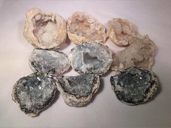 Thạch anh tím trong tinh hốc cũng được các Hoàng đế La Mã sử dụng làm ly uống rượu. Những giám mục Công giáo đeo nhẫn hột đá Peridot và thạch anh tím và xem đó là biểu tượng của thuần kiết và đạo đức.