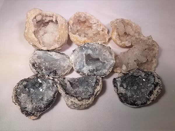 Thạch anh tím trong tinh hốc cũng được các Hoàng đế La Mã sử dụng làm ly uống rượu. Những giám mục Công giáo đeo nhẫn hột đá Peridot và thạch anh tím và xem đó là biểu tượng của thuần kiết và đạo đức.