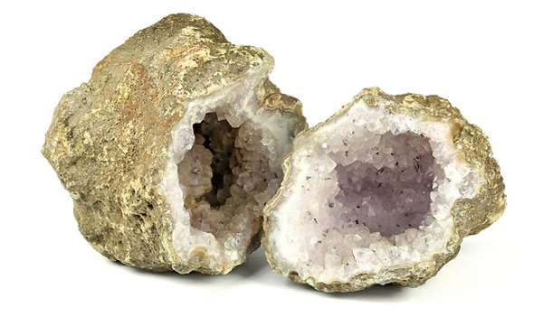 Sau khi đá xung quanh lỗ hổng cứng lại, silicat hoặc carbonat hòa tan tích tụ bên trong bề mặt. Sau đó, thành phần khoáng vật từ nước ngầm hoặc dòng nhiệt dịch thúc đẩy quá trình hình thành tinh thể bên trong tinh hốc.