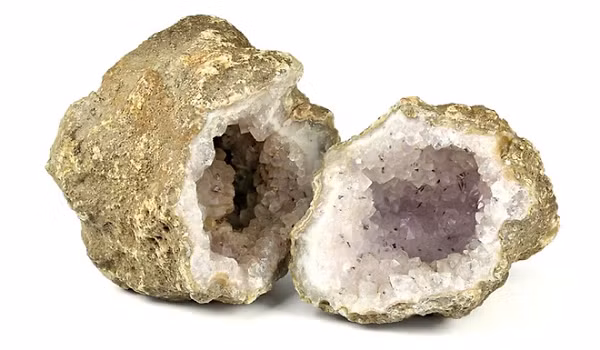 Sau khi đá xung quanh lỗ hổng cứng lại, silicat hoặc carbonat hòa tan tích tụ bên trong bề mặt. Sau đó, thành phần khoáng vật từ nước ngầm hoặc dòng nhiệt dịch thúc đẩy quá trình hình thành tinh thể bên trong tinh hốc.