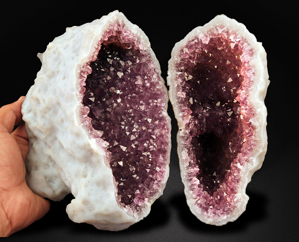 Các tinh thể trong tinh hốc thường là thạch anh và khoáng chất chalcedonic, nhưng các khoáng chất khác như calcite, celestite và dolomite cũng được tìm thấy. Không có cách nào để biết được bên trong tinh hốc là gì mà không đập vỡ hay cưa đôi nó ra.