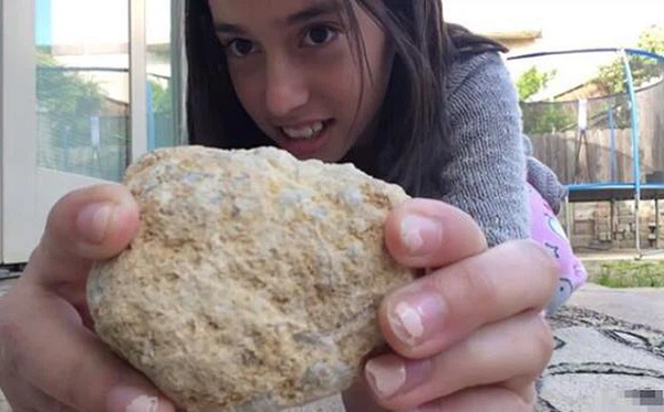 Khi đang vui chơi bên bờ biên, một cố bé đã vô tình nhặt được một viên đá lạ, nó có trọng lượng rất nhẹ so với những viên đá cùng kích cỡ khác nên đã mang về nhà.