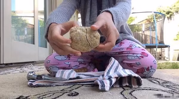 Tuy nhiên, khi mang về cô bé nhỡ tay làm rơi xuống đất khiến nó vỡ đôi. Thứ hiện ra bên trong viên đá khiến ai cũng ngỡ ngàng. mặt trong của thành đá còn dát kín những tinh thể trong suốt như pha lê, thạch anh.