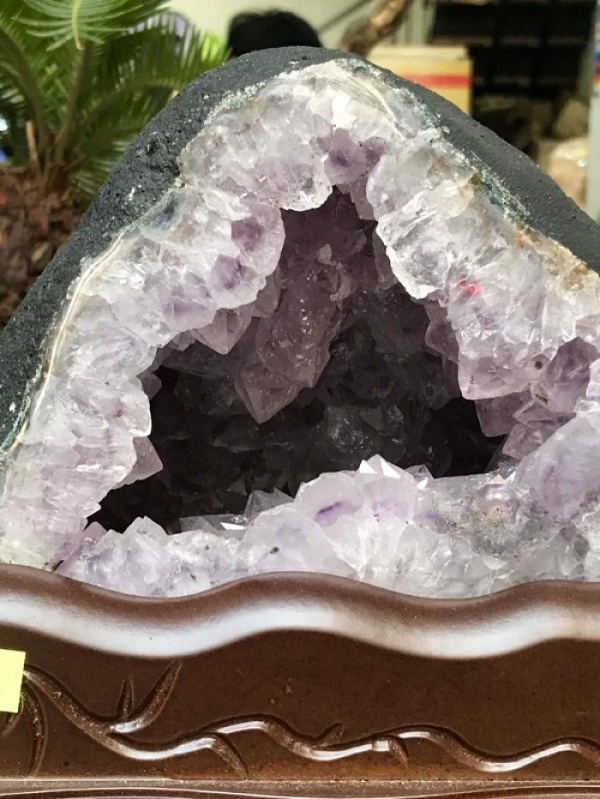 Những tinh thể thạch anh với đủ màu sắc trong tinh hốc quả thực là một quà tặng kỳ diệu của tạo hóa. Khi nhìn vào nó ta có thể thấy vẻ đẹp và sức truyền cảm của thiên nhiên. Mời các bạn xem video: Khung cảnh thiên nhiên tuyệt đẹp tại các quốc gia ít dân nhất thế giới. Nguồn: VTC.