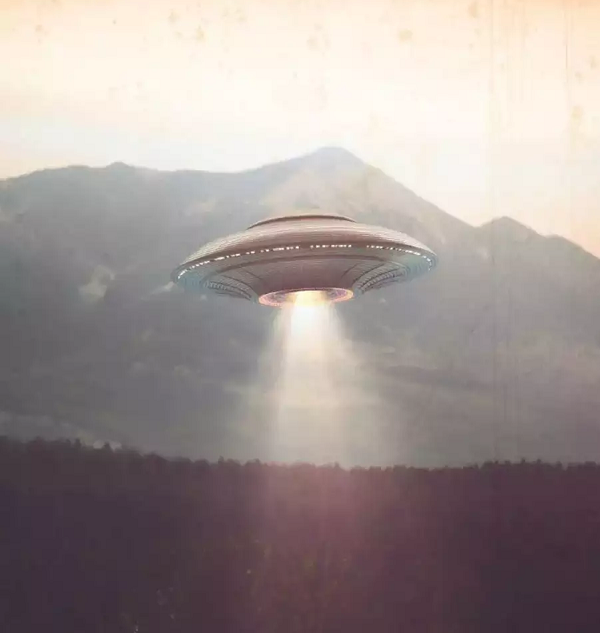 Brian cũng cho biết chỉ vài tuần trước, nhóm của anh đã phát hiện 4 UFO trong một đêm. Nhà điều tra này cho rằng đó không thể là máy bay thương mại "vì chúng bay trên cùng một đường thẳng ngay cạnh nhau".