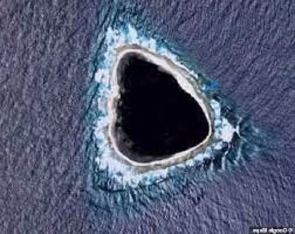 Vài thành viên Reddit đùa rằng đây là hòn đảo siêu nhiên trong phim truyền hình "Lost" - loạt phim truyền hình ăn khách do đài ABC sản xuất từ năm 2004 hay lối vào tâm Trái đất.