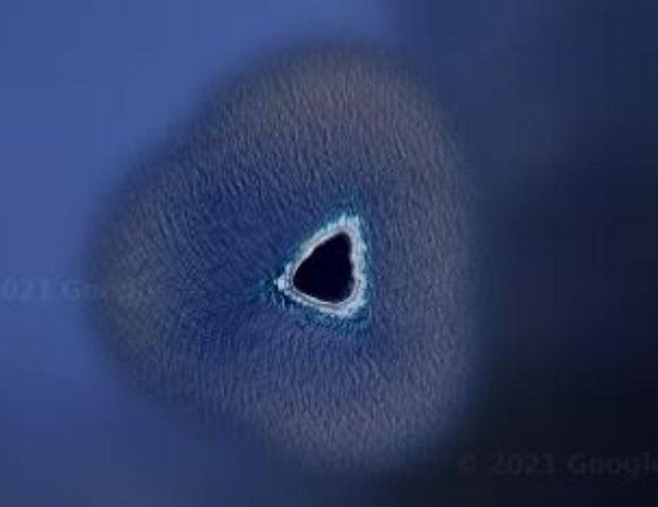 Bức ảnh nhanh chóng thu hút sự chú ý và dẫn đến tranh luận trong cộng đồng mạng xã hội Reddit. Một số ý kiến ban đầu cho rằng hố đen là một căn cứ quân sự bí mật ở giữa biển, nhưng Google đã cố tình làm mờ khu vực đó để tránh tiết lộ thông tin về những địa điểm nhạy cảm.