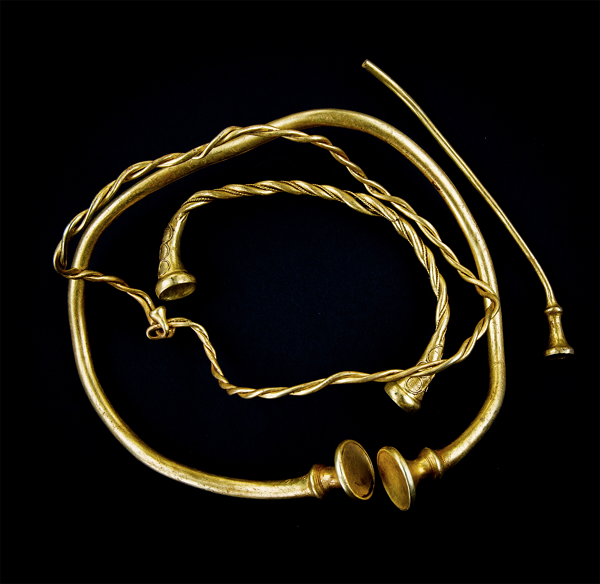 Ấn tượng hơn nữa là có 1 chiếc trong số chúng được trang trí theo trường phái nghệ thuật Celtic đẹp mắt. Số vòng vàng này được làm ở khu vực có thể là Đức hoặc Pháp ngày nay, khoảng thế kỉ thứ III hoặc IV trước Công nguyên.