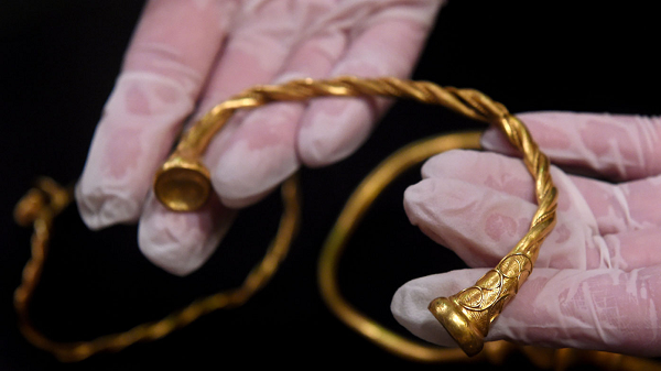 Sau khi nhận được thông tin, nhà khảo cổ Stephen Dean (Hội đồng khảo cổ thuộc vùng Staffordshire) chính là người chỉ đạo cuộc khai quật để thu hồi được từng mảnh bằng chứng của thời kỳ lịch sử đã qua.