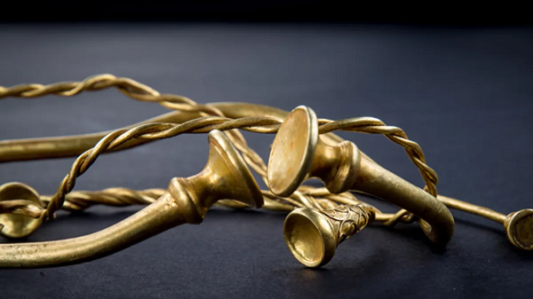 Các vòng cổ được đặt theo tên của địa điểm tìm thấy đó là Leekfrith. Ban đầu chúng được chôn cất cẩn thận với nhau, nhưng khi Mark và Joe tiến hành dò tìm thì máy cày đã làm xáo trộn những món cổ vật này.