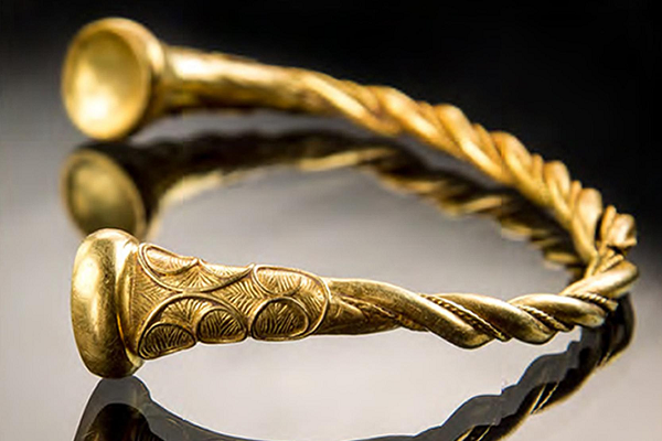 Thế nhưng, sau đó cặp đôi này đã quay trở lại thú vui khám phá cũ của họ và bắt đầu tìm kiếm. May mắn đã mỉm cười với họ khi hai người đàn ông này phát hiện ra một kho báu đồ trang sức bằng vàng từ Thời kỳ Đồ sắt ở cánh đồng Staffordshire.