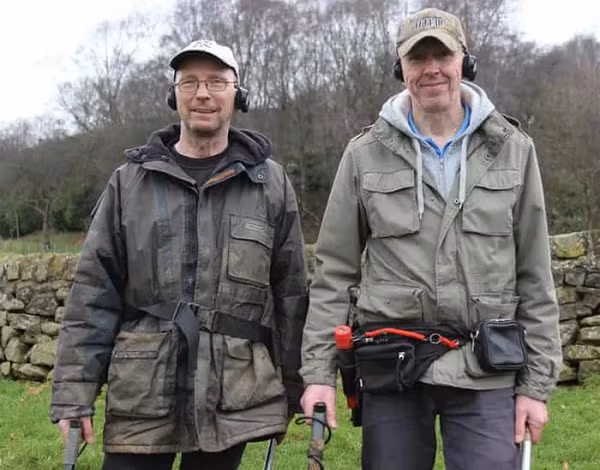 Hai người đàn ông là Mark Hambleton và Joe Kania có chung sở thích là đi dò tìm kim loại, đặc biệt là các kim loại hiếm tuy nhiên họ đã bỏ dở công việc này và chuyển sang câu cá.