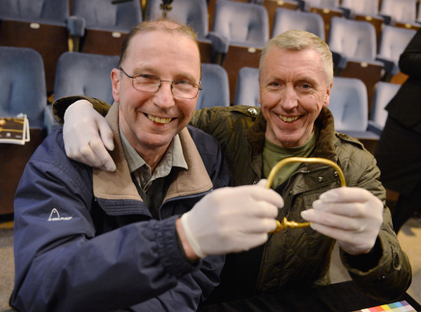 Kho báu bằng vàng này bao gồm 4 chiếc vòng bằng vàng rất có giá trị. Trong đó gồm 3 chiếc vòng cổ, 1 chiếc vòng tay, đặc biệt hơn có hai chiếc được làm bằng dây vàng xoắn, 2 chiếc có đầu vòng hình kèn.