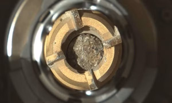 Từ khi đáp xuống sao Hỏa vào đầu năm nay, robot tự hành Perseverance của NASA vẫn lang thang trên hành tinh đỏ, thu thập mẫu đất đá để gửi về Trái Đất.