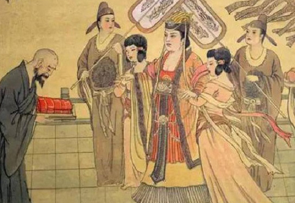 Khi trở về, vị đại thần này đã mang theo một loại trái cây và bảo rằng đó là quà của người dân địa phương dâng tặng cho nữ hoàng. Sau khi nếm thử, Võ Mị Nương hết lời khen ngợi, đồng thời ra lệnh cho địa phương hàng năm phải tiến cống loại quả này cho hoàng đế.