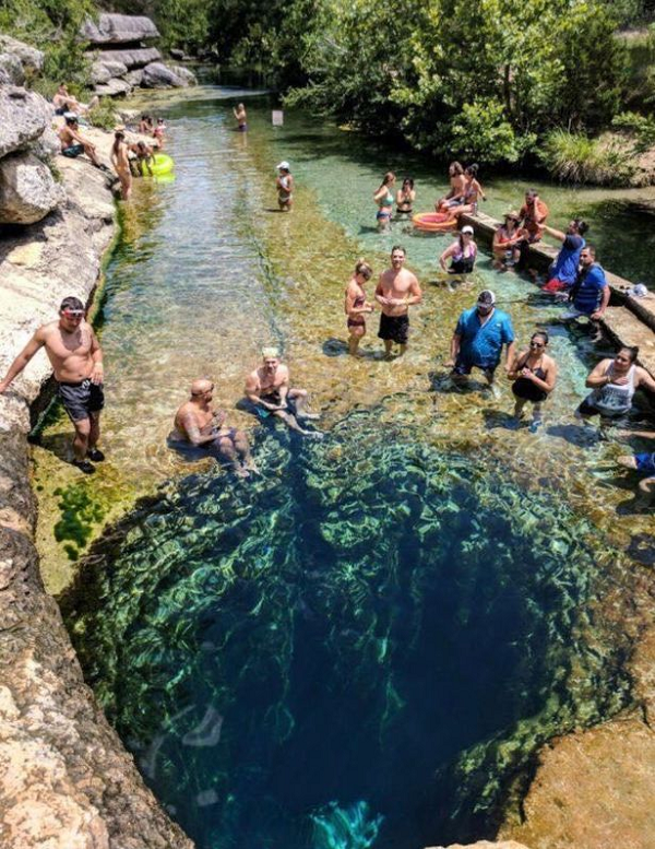 Người lính đó đã nhìn thấy con suối phun lên từ mặt đất và nói với mọi người đây là "cái giếng trong Kinh Thánh". Thoạt nhìn, giếng Jacob là một chiếc hố sâu, đen tràn đầy nước nằm trong một con suối chảy khá hiền hòa.