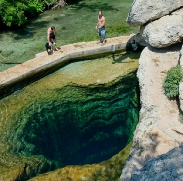 Qua hàng trăm năm tồn tại đến nay, giếng Jacob là nơi rất nhiều bạn trẻ đến để thực hiện các màn nhảy cực kỳ nguy hiểm vào miếng giếng với những vòng đá lởm chởm phía dưới. Chỉ riêng việc phán đoán sai vị trí nhảy thôi cũng khiến họ bỏ mạng như chơi.