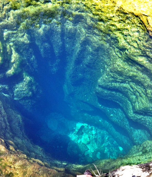 Khi đó, những tiếng gọi vang lên từ đáy sâu thẳm và những thợ lặn sẽ mất hoàn toàn lý trí, đi theo tiếng gọi đó, miệng giếng nuốt chửng họ một cách rất lặng lẽ.