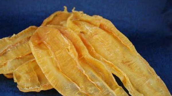 Khác với các loại chỉ tự tiêu nhân tạo Polyglactin 910, Polydioxanone và Polyglecaprone hay các loại chỉ tự tiêu có nguồn gốc tự nhiên như Simple Catgut, Chromit Catgut (từ ruột bò và ruột cừu), chỉ tự tiêu làm từ bong bóng cá Sủ vàng không gây tổn thương mô và giảm thiểu khả năng viêm nhiễm cũng như thời gian phục hồi của bệnh nhân.