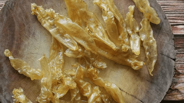 Bong bóng cá chứa nhiều protein chất lượng cao, cực kỳ ít calo nên có thể ăn mà không sợ tăng cân. Bộ phận này còn chứa nhiều canxi, collagen, vitamin, khoáng chất... rất tốt cho sức khỏe của con người. Mỗi loại bong bóng cá khô sẽ có giá bán khác nhau.