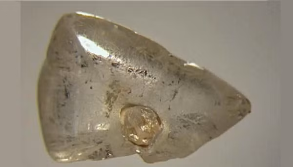 Viên kim cương 0.85 carat có thêm một viên nhỏ hơn phía trong. Ước tính viên kim cương này có thể đã hình thành cách đây 1,400 triệu năm, ở độ sâu cách bề mặt trái đất khoảng 200 km.