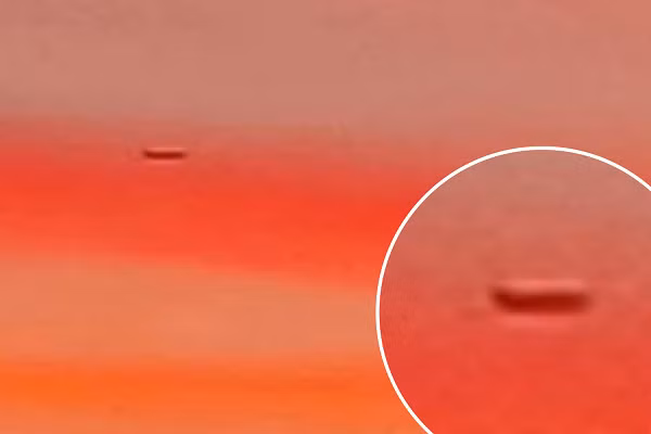 "Nhìn thấy chúng đồng nghĩa bạn đang chạm trán với công nghệ tiên tiến hơn chúng ta... (Những thứ này) không có cánh, buồng lái, bảng điều khiển, đinh tán trên vỏ hay bộ phận đẩy rõ ràng. Bằng cách nào đó, chúng có thể vượt qua tác động của lực hút Trái Đất", Elizondo khẳng định cấu tạo các vật thể không tuân theo quy tắc kỹ thuật mà con người từng biết.