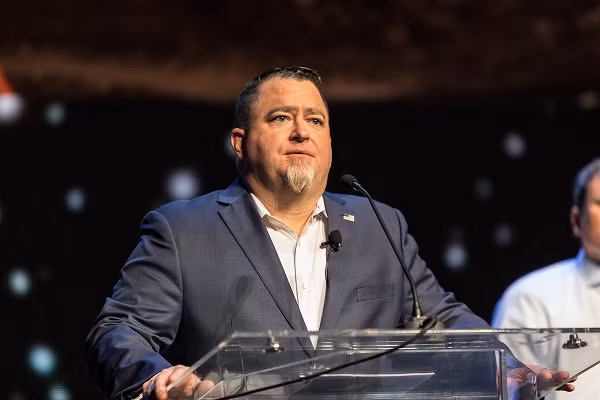 "Tôi nghĩ chính phủ Mỹ đã thừa nhận sự tồn tại của UAP", Elizondo chia sẻ với New York Post, dù ông đã ký thỏa thuận không tiết lộ bí mật trước khi rời Lầu Năm Góc năm 2017.