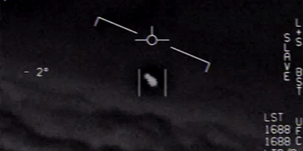 Đây là thuật ngữ mà các đơn vị quân sự ưa thích sử dụng hơn là cách gọi "UFO" dù nó khá phổ biến. Elizondo nhắc lại về "cuộc đụng độ" với người ngoài hành tinh vào năm 2004, khi một vật thể kỳ lạ xuất hiện trên radar của tàu sân bay USS Nimitz.