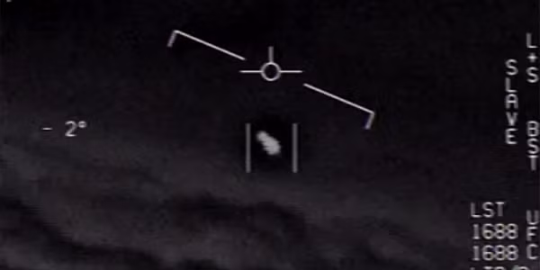 Đây là thuật ngữ mà các đơn vị quân sự ưa thích sử dụng hơn là cách gọi "UFO" dù nó khá phổ biến. Elizondo nhắc lại về "cuộc đụng độ" với người ngoài hành tinh vào năm 2004, khi một vật thể kỳ lạ xuất hiện trên radar của tàu sân bay USS Nimitz.