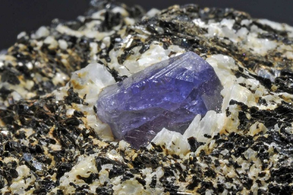 Loại đá núi lửa cực quý này cho đến nay chỉ được tìm thấy ở Israel. Viên đá đề cập tới là viên lớn nhất được phát hiện cho đến nay, trọng lượng rơi vào khoảng 33,3 carat (khoảng 7 gam).