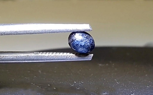 Công thức hóa học của nó giống với Allendeite – một loại khoáng vật được xác định lần đầu tiên trong thiên thạch Allende, một thiên thạch đá rơi vào ngày 8 tháng 2 năm 1969, ở bang Chihuahua của Mexico.