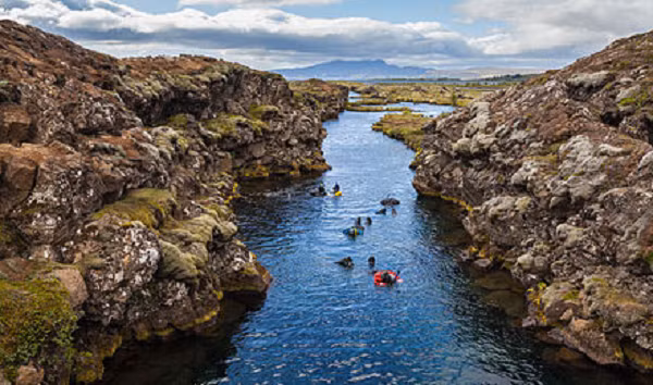 Các mảng kiến tạo đã xáo trộn xung quanh bề mặt hành tinh của chúng ta ở bất cứ đâu từ 3,3 đến 4,4 tỷ năm trước. Một vài tỷ năm chuyển động kiến tạo và tái chế vỏ Trái đất có nghĩa là khá khó khăn để tìm ra cách Trái đất xuất hiện các mảng kiến tạo ở nơi đầu tiên.