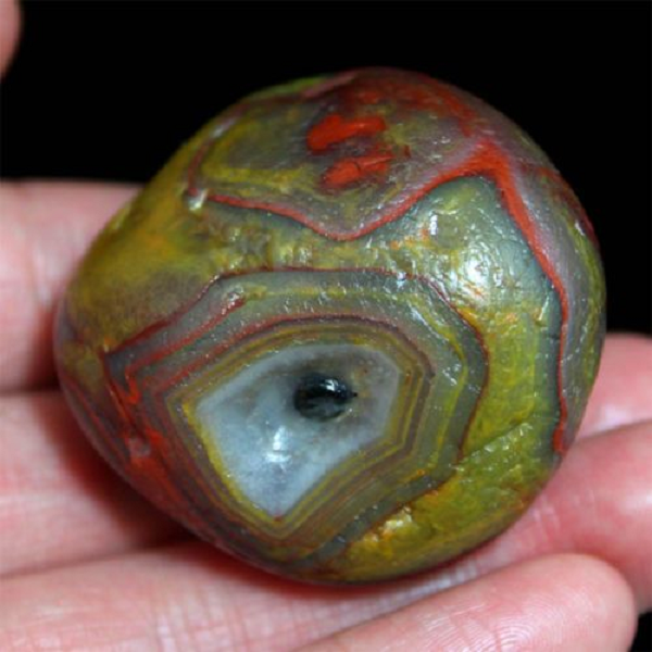 Đó là lý do vì sao những sản phẩm ngọc thạch đã qua bàn tay mài giũa của các thợ điêu khắc lại đáng giá và được người người săn đuổi hơn.