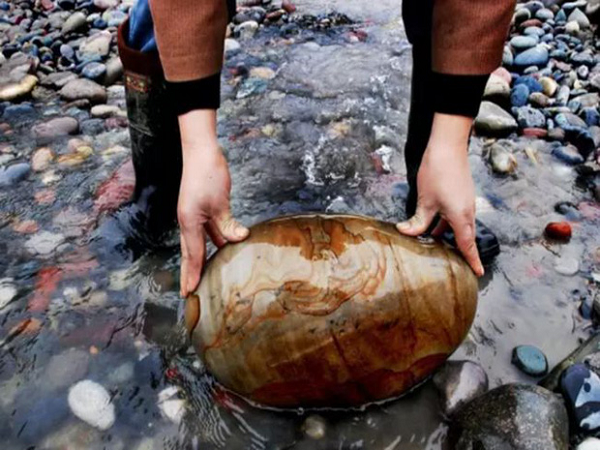 Ngọc Trường Giang có thể khá xa lạ với những ai không am hiểu về giới chơi đá quý. Chất liệu của ngọc Trường Giang khác với Phỉ thúy và Ngọc bích, nhưng lại rất giống với chất liệu của ngọc Hoàng Long.