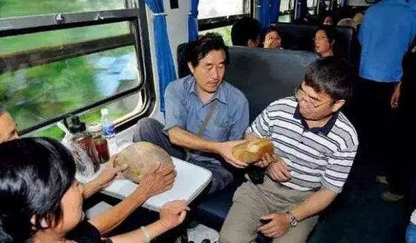 Theo đó, ngọc Trường Giang cũng bắt đầu xuất hiện làm náo động cả thị trường đá quý, thậm chí còn có người phát tài chỉ dựa vào nghề "tìm đá".