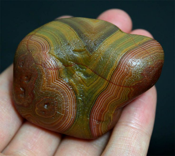 Thiết kế độc đáo, điêu khắc tinh tế là hai yếu tố ảnh hưởng đến giá trị sưu tầm của một loại ngọc thạch. Một viên ngọc thạch đẹp thật sự phải có những đặc điểm tự nhiên độc đáo vốn có và mỹ cảm nhân tạo nhờ kỹ thuật gia công.