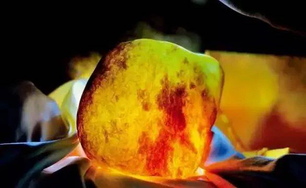 Viên ngọc có ánh sáng màu lửa này đã được một nhà sưu tầm tên Lý Cường tìm thấy trong các bãi đá cuội bên sông Trường Giang. Sau khi được gia công mài giũa, có người trả giá 600.000 NDT (hơn 2 tỷ đồng) để sở hữu viên đá này. Thậm chí còn có người muốn bán 3 căn nhà để lấy tiền đổi đá quý.