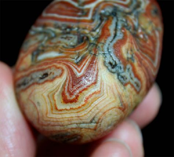 Ngọc Phỉ thúy càng hiếm thì giá trị của nó càng khó có thể tưởng tượng nổi. Theo đó, loại ngọc Trường Giang mới "nổi" này cũng có một sự quy định về độ hiếm với nguồn khai thác nhất định. Mời các bạn xem video: Khung cảnh thiên nhiên tuyệt đẹp tại các quốc gia ít dân nhất thế giới. Nguồn: VTC